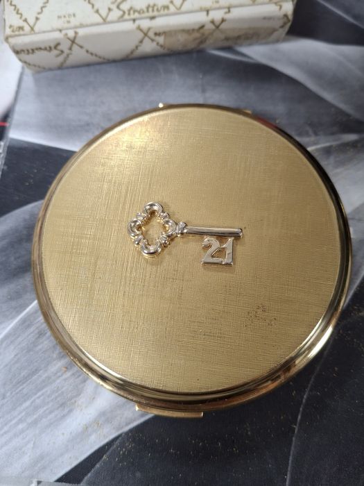 Винтидж пудриера Stratton Elizabeth 2