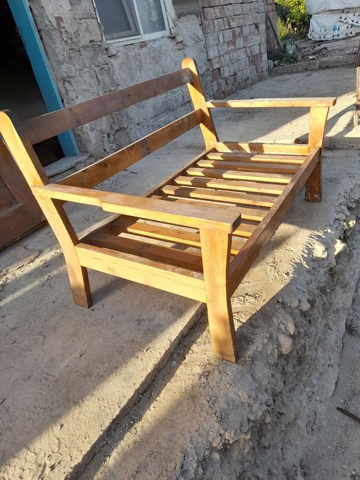 Banca din LEMN de 1.3 m.pe o.77 m în stare Foarte Bună