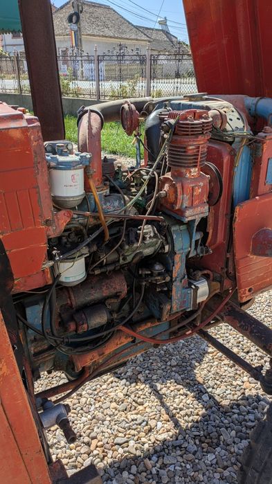 Tractor 445 cu plug in stare de funcționare și remorcă două tone