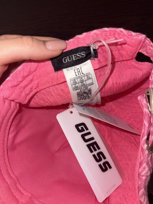 Розова шапка guess