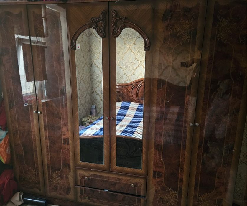 Шифоньер и кровать без матраса