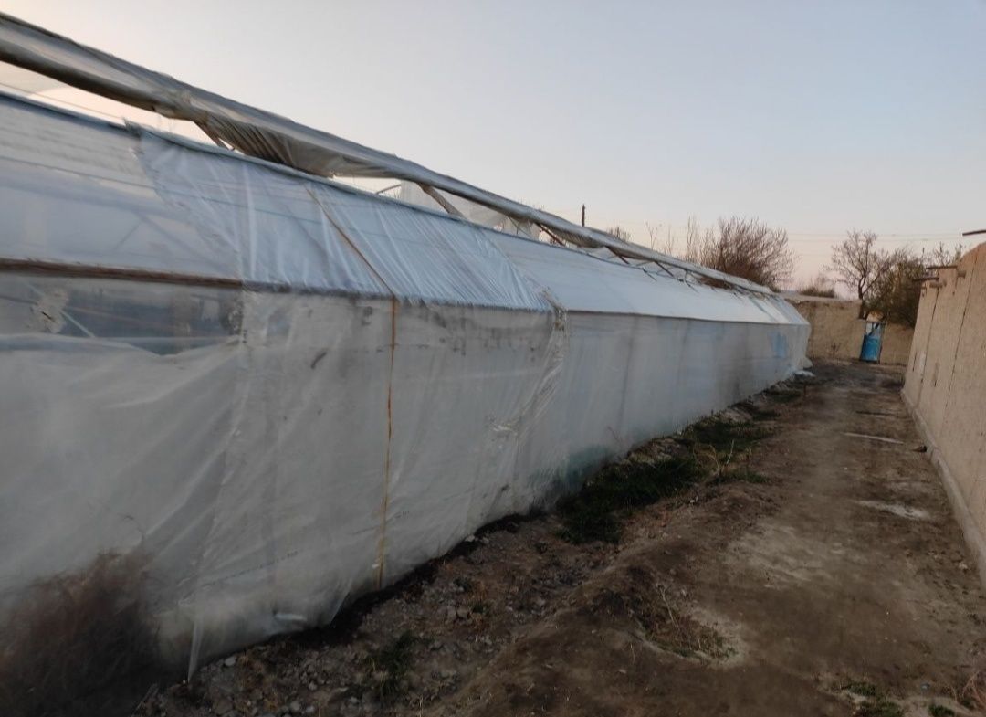 Parnik 2qavatli termos qilingan 5,5 sotix narxini kelishamiz