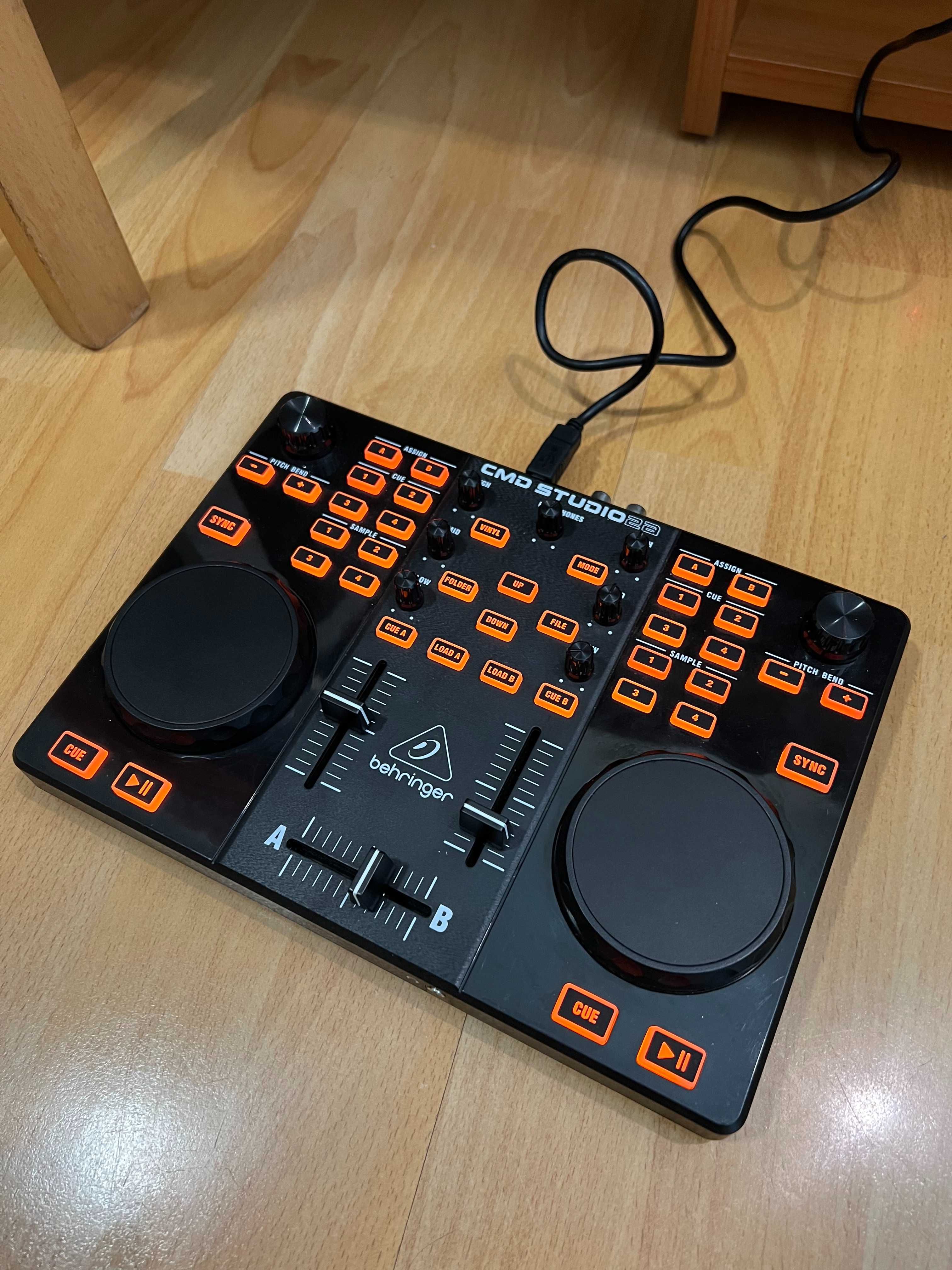 DJ контролер / микс пулт / миксер Behringer