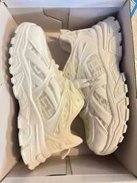 Бели удобни обувки