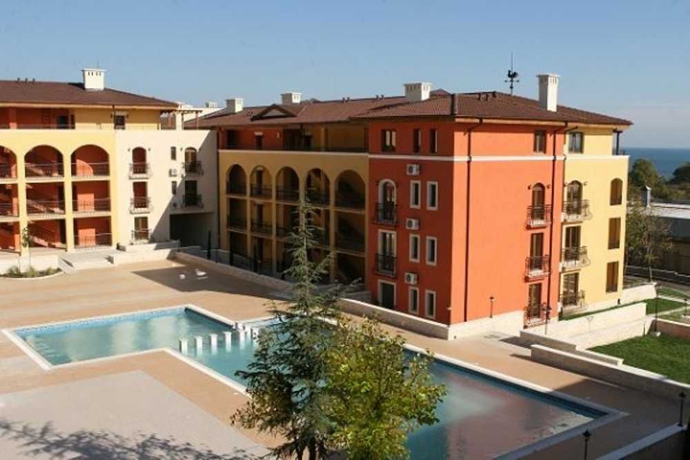 Продава се Двустаен апартамент в Обзор - 65 кв.м за 1000 €/кв.м - Снимка #1