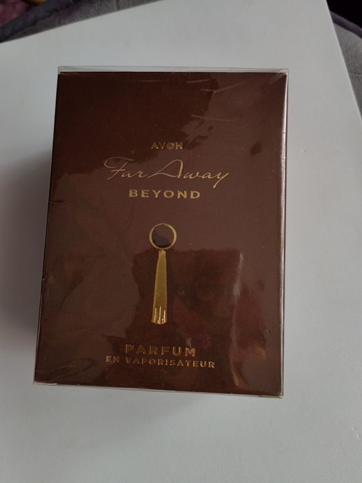 Far Away Beyond pentru ea