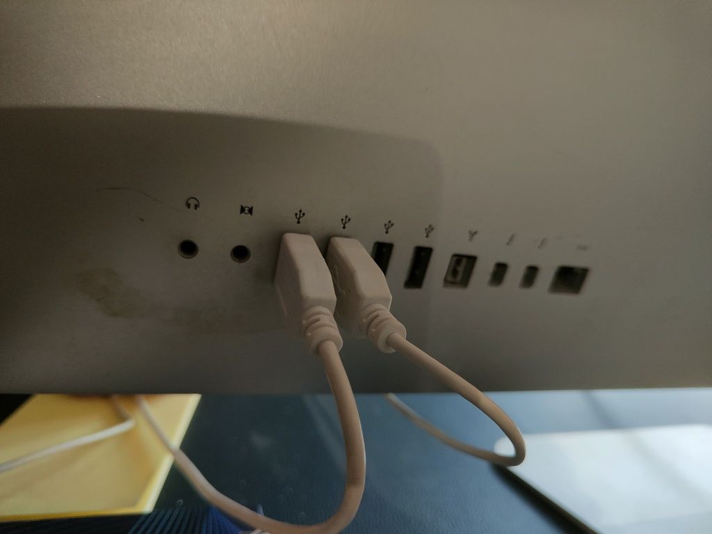 Calculator iMac Apple cu display spart, pornește uneori cu ecranul alb