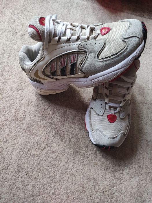 Se vind adidași adidas