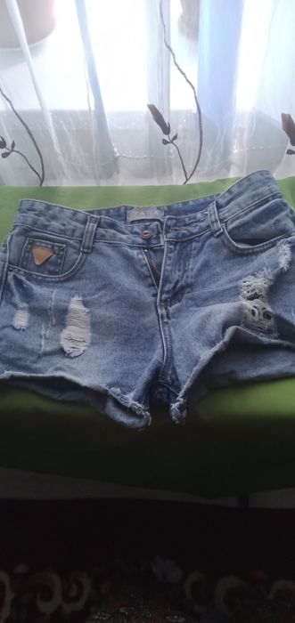 Продам две. пары джинсовые шорты.