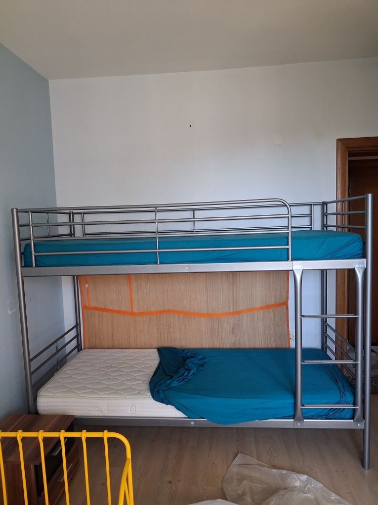 Продавам двуетажно метално легло с матраци