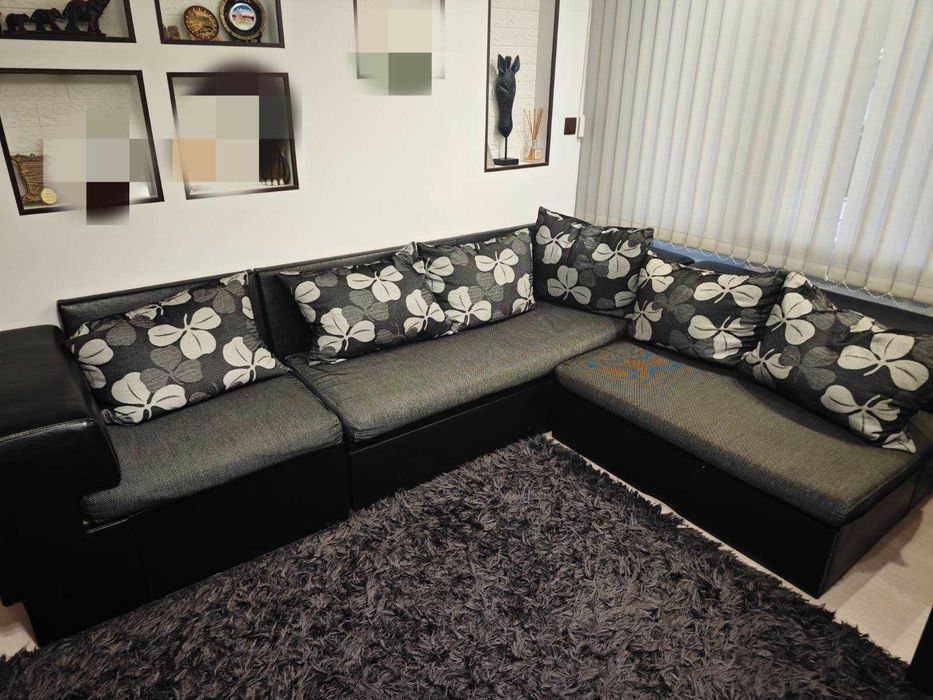 Ъглов разтегателен диван и 4 кожени стола