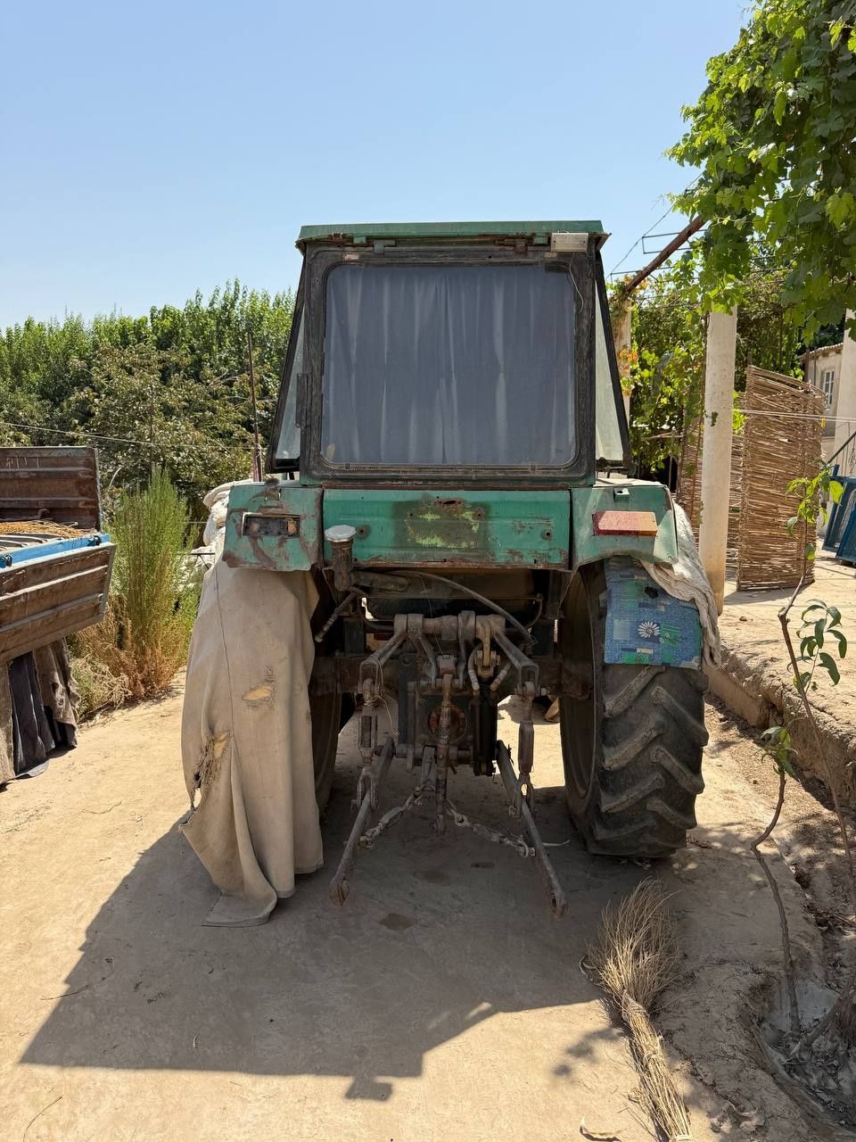 Traktor sotiladi