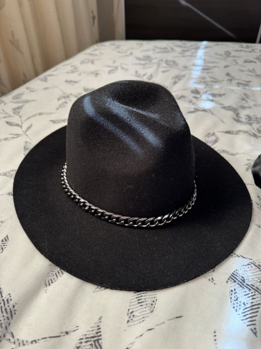 Шапки Reserved и Stradivarius