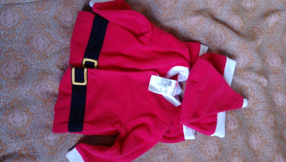Продавам Бебешки екип на Дядо Коледа – нов
