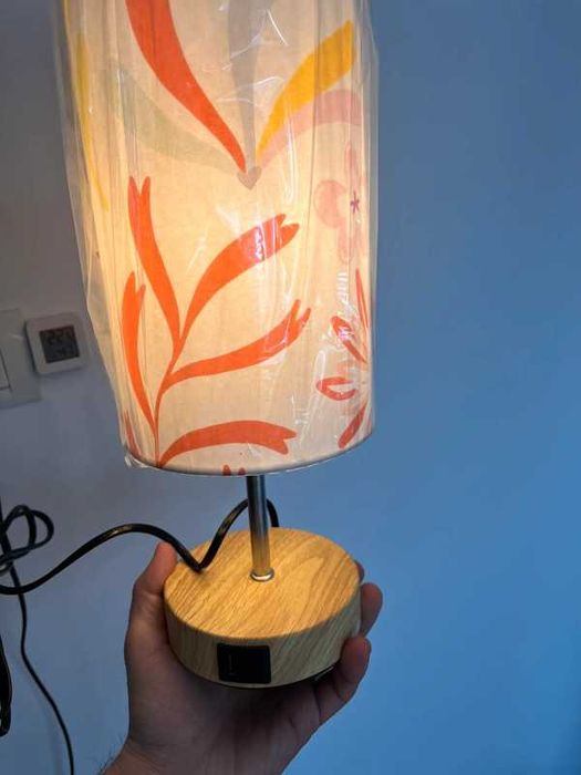 Lampi de noptiera cu sensor in 3 trepte si porturi USB pentru telefon