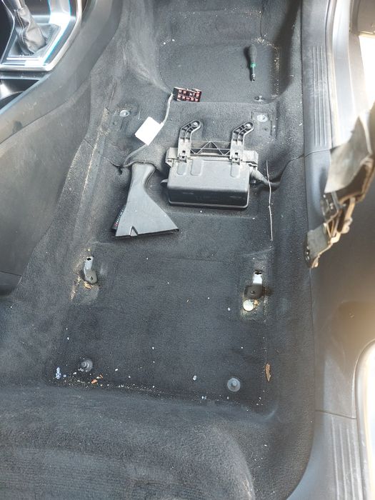 Servicii curățare interioare auto, saltele, canapele, etc.