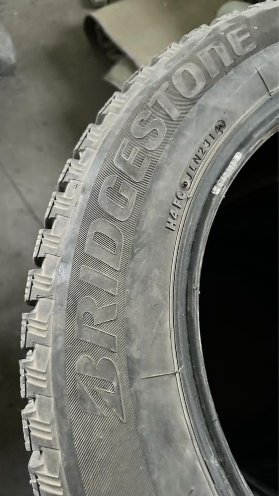 Продам резину зимнюю 225/60R17