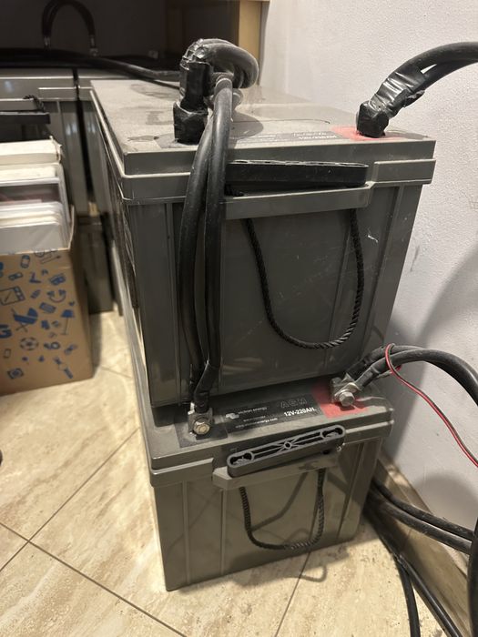 Acumulator victron energy si panou fotovoltaic axitec