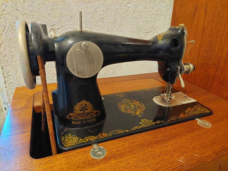 Крачна шевна машина Singer - шкаф