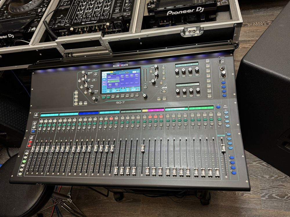 Цифровой Микшерный пуль Allen & Heath SQ7 состояние нового