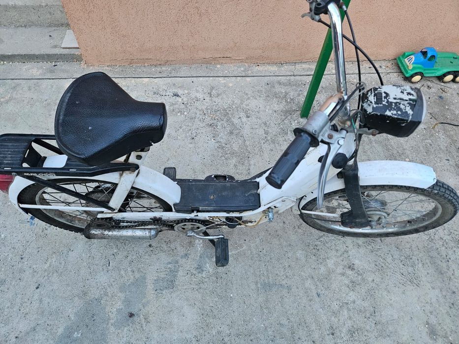 Moped cu pedale.