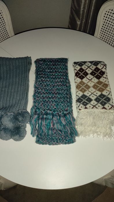 Дамски шалове и шапки