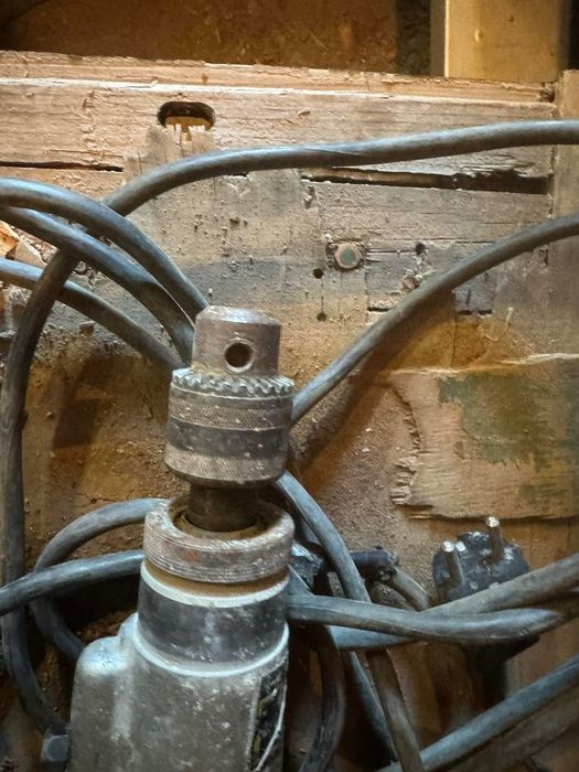 Стара ударна бормашина елтос с гумиран кабел