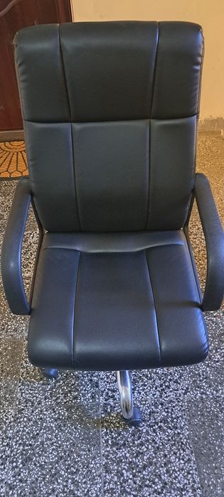 Продавам офис стол