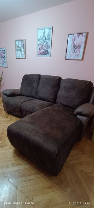 Продавам диван с реклайнер