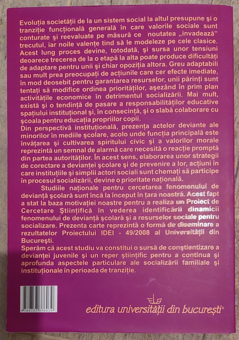 Carte / Familia și Școala în impas