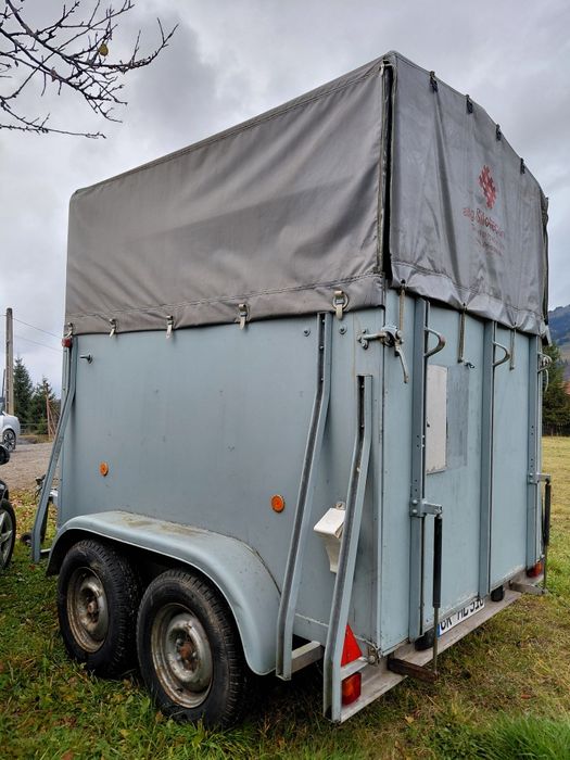 Vând remorca pentru animale