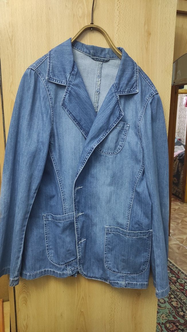 Продается джинсовая куртка очень качественый
