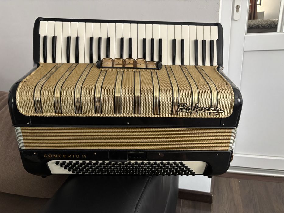 Acordeon Hohner Concerto 4 cu 120 de basi