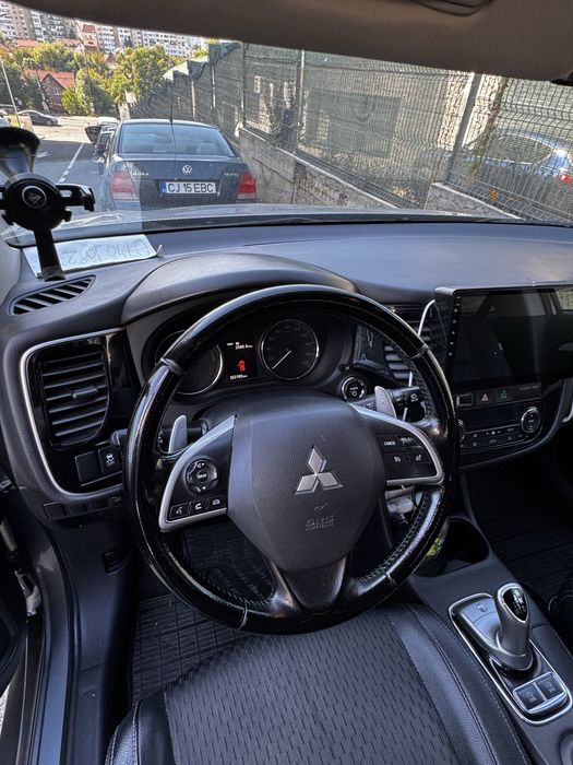 Vand / Schimb Mitsubishi Outlander mai multe poze si video in privat