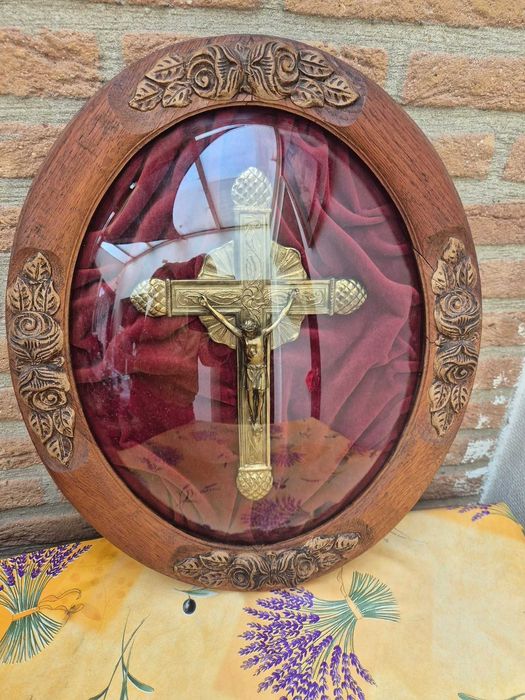 Superb crucifix vintage sub sticla