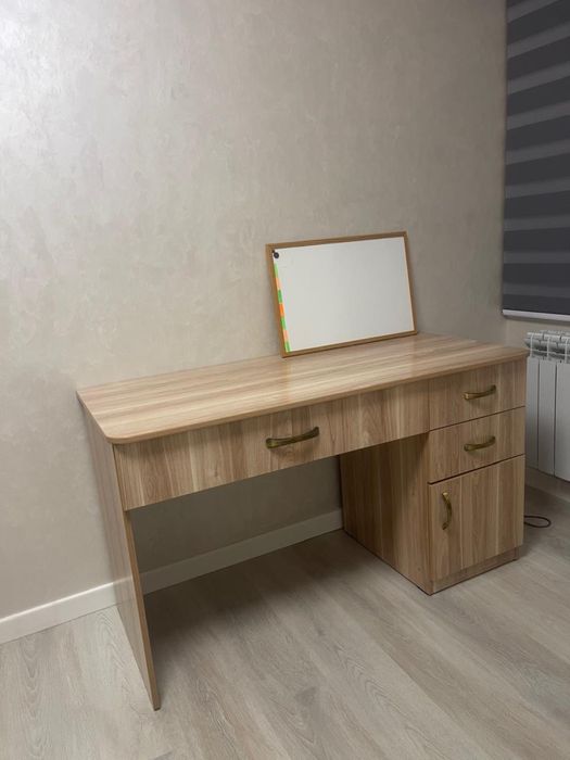 Письменный стол в хорошем качестве