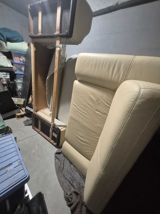 Canapea din piele naturala.