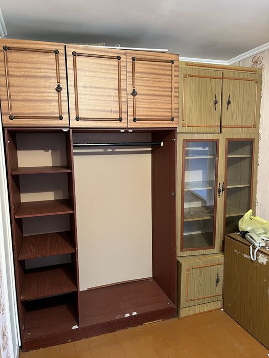 Два шкафа и тумбочка бесплатно