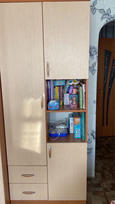 Продам деревяный шкаф с полочками