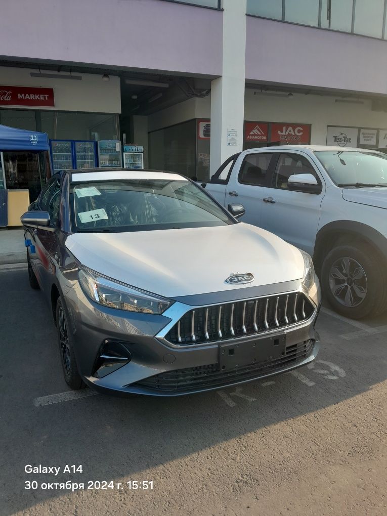 JAC J7 avtomobili