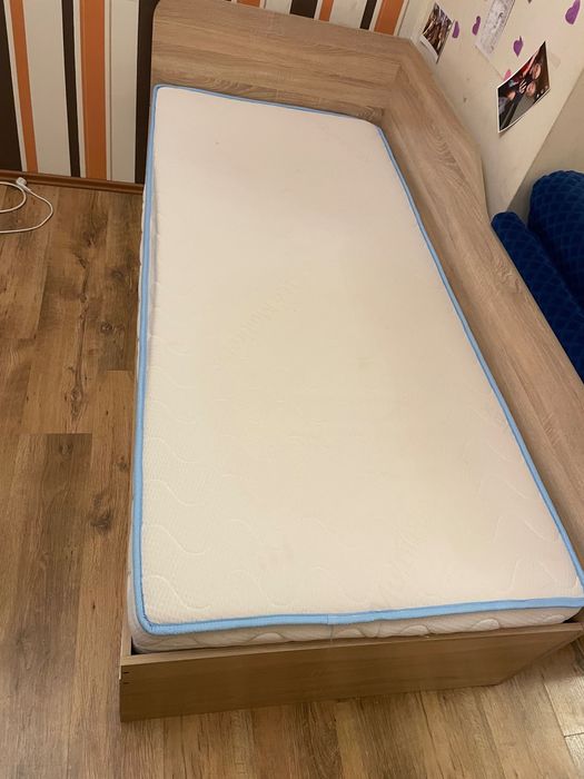 Pat pentru 1 persoana cu saltea si 2 sertare