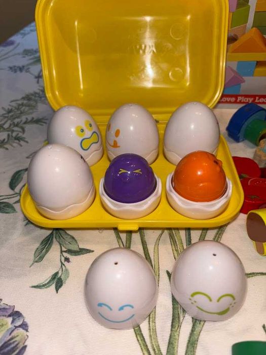 Играчки за най-малките: Hape кубчета, дървена низанка, сортер яйца