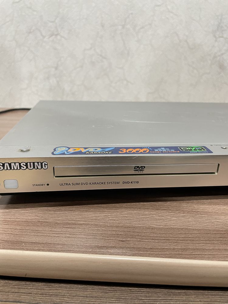 Продам DVD с микрофоном б/у