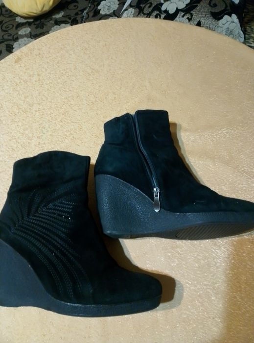 РАСПРОДАЖА. Ботильоны  замшевые и кожаные  мех натуральный.й