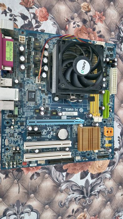 Vand Placa de bază Gigabyte AM2 cu Procesor AMD Athlon 64 X2Procesor