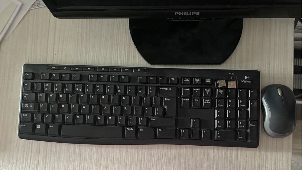 Monitor Philips LED,  tastatura Logitech wireless