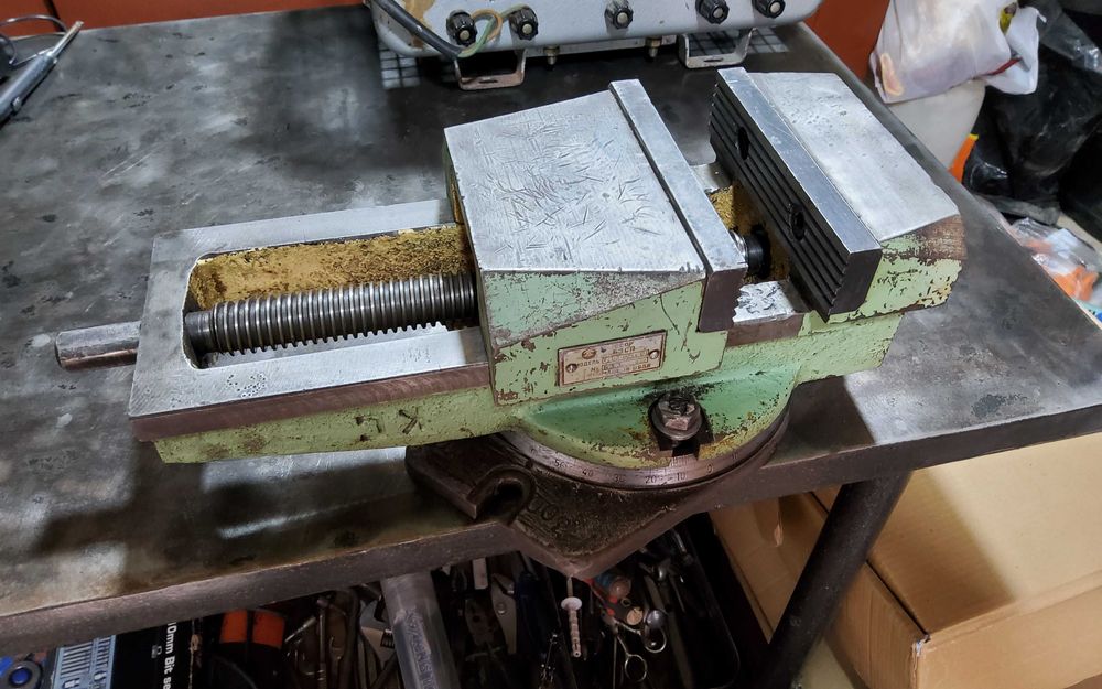 Продам тиски станочные советские