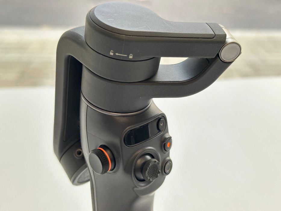 DJI Osmo Mobile 6 гимбъл за телефон