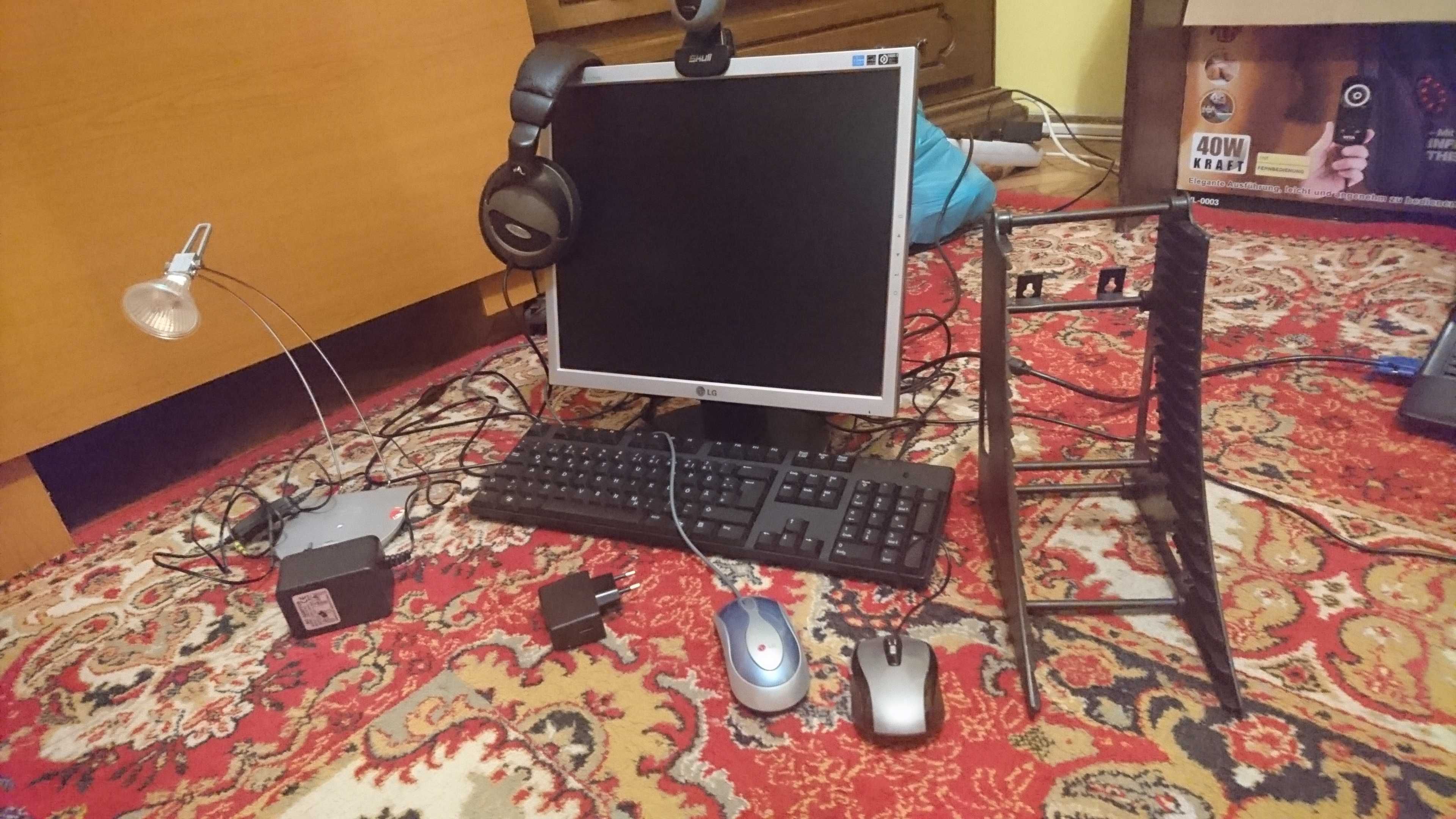 Monitor 17"+stativ cd-uri+ tastatura+mouse+lampa birou