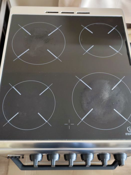 Стъклокерамична готварска печка Indesit, с грил